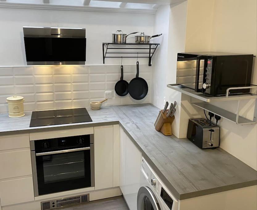 Windsor Cottage: Cosy, Charming, Full Of Character Exterior photo